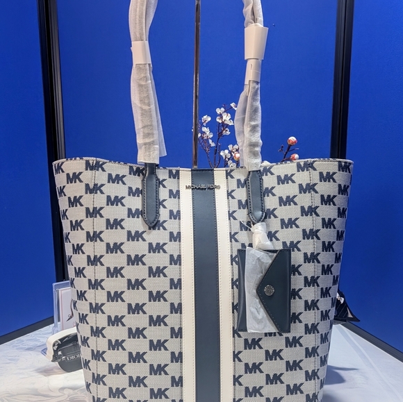 Michael Kors Vincent Large Tote With Card Attachment Navy - Picture 1 of 11